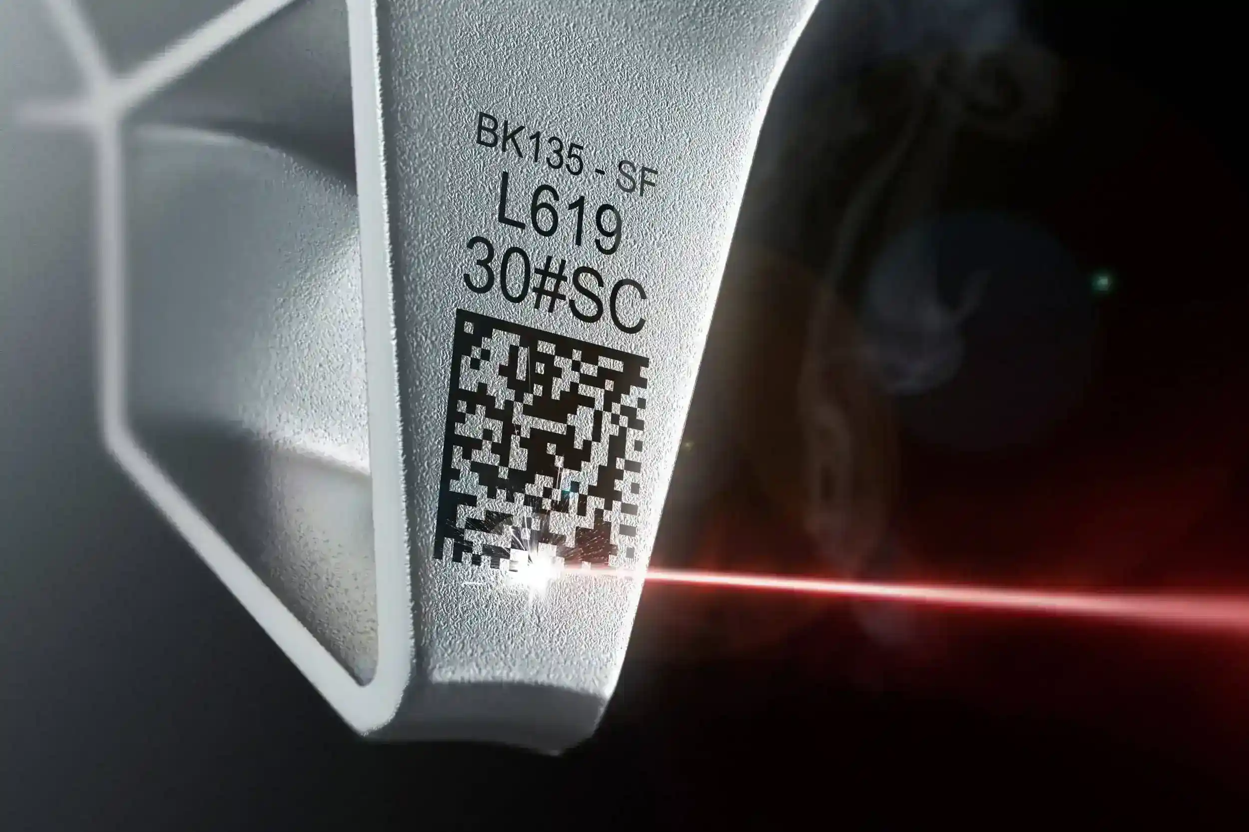 Лазерная маркировка и гравировка. Лазерная маркировка система. Шильдик маркировочный sk4p. Лазерная маркировка. Маркировка лазером по металлу.